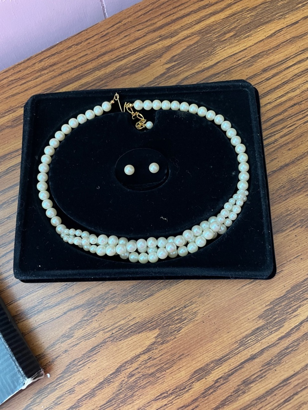 Vintage Avon Classic Pearl Necklace and Stud Earrings Set - White Pearlescent